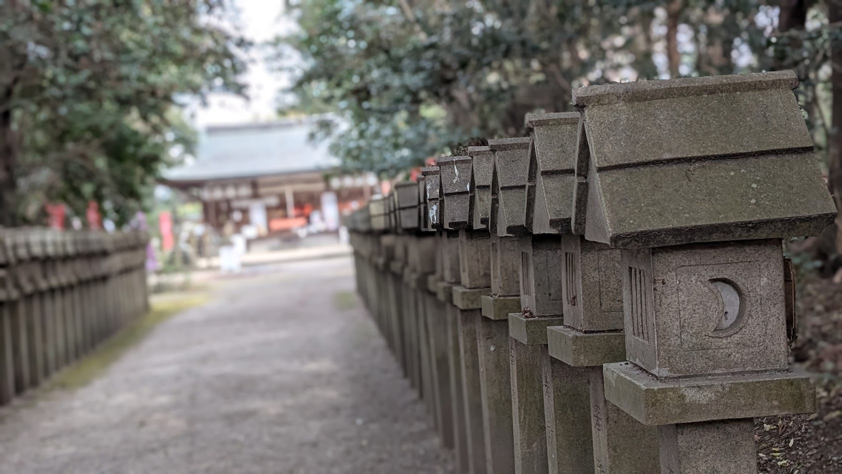 奈良 村屋神社 参道と石燈籠