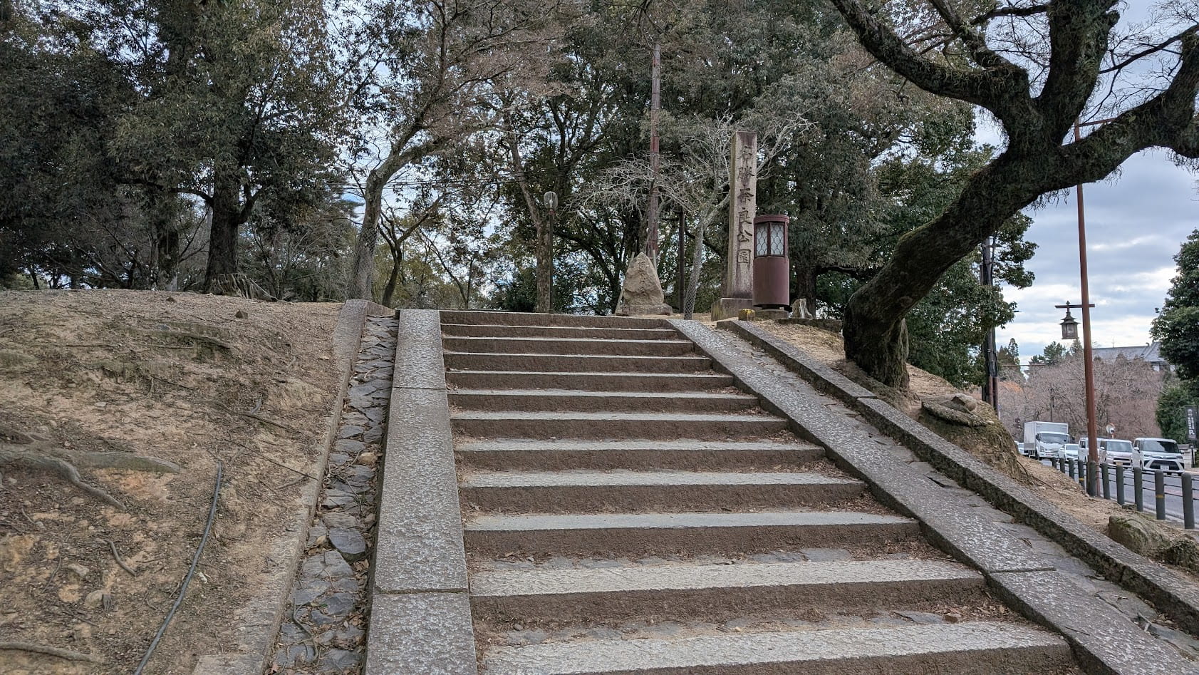 奈良公園内石塔 石階段