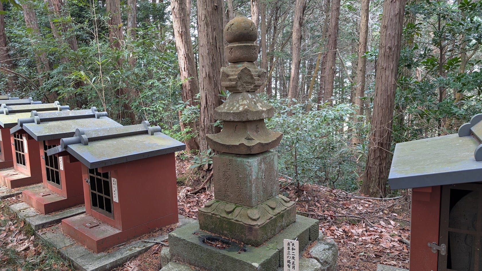 奈良県御所市・峯山百体観音のお堂内に安置された、江戸時代の建立とされる古い石造宝塔。