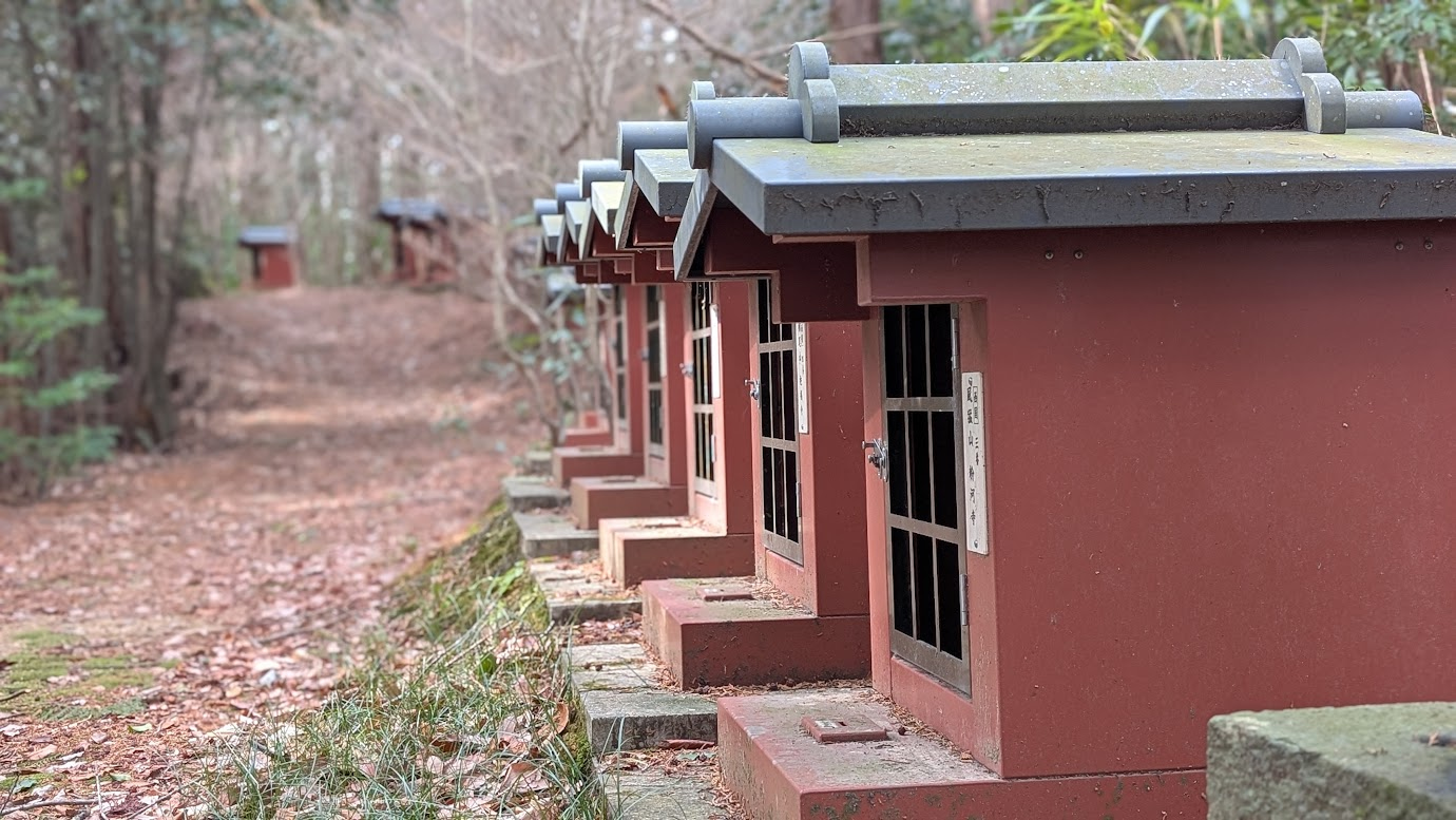 奈良県御所市。山中の静寂に包まれたお堂の中に、ずらりと並ぶ峯山百体観音の石仏。