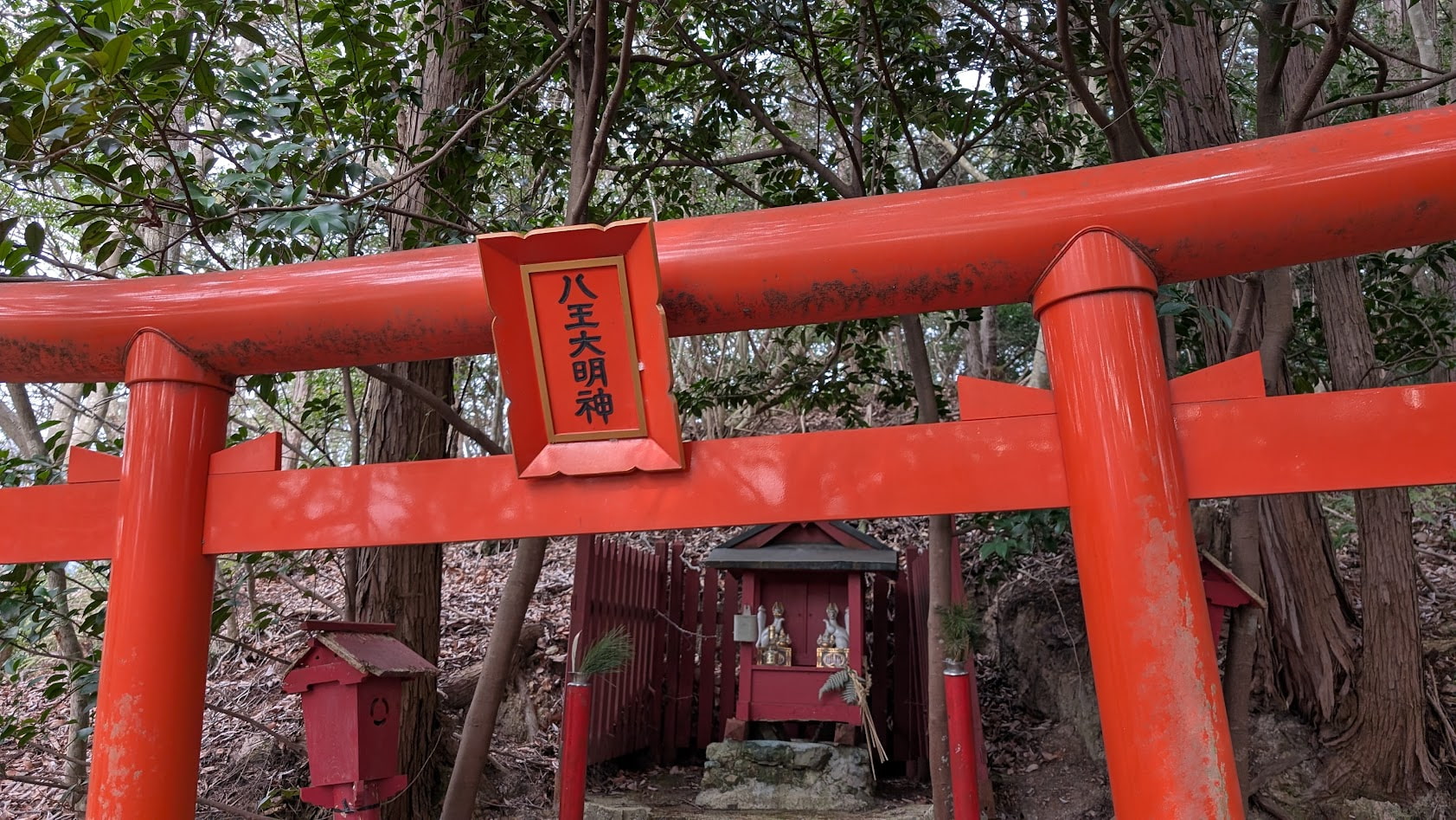 奈良県御所市・峯山百体観音の頂上付近に鎮座する、八王大明神の社殿と赤い鳥居。