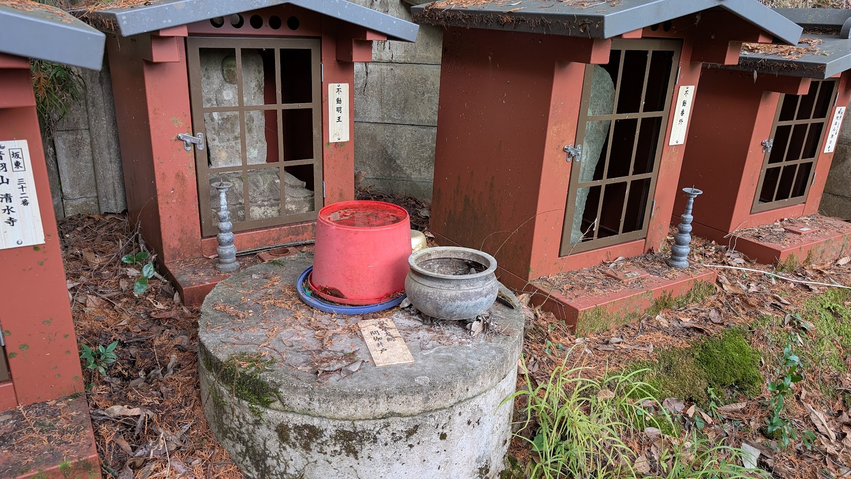 奈良県御所市・峯山百体観音。参道にある弘法大師ゆかりの閼伽井戸（石造りの古井戸）。