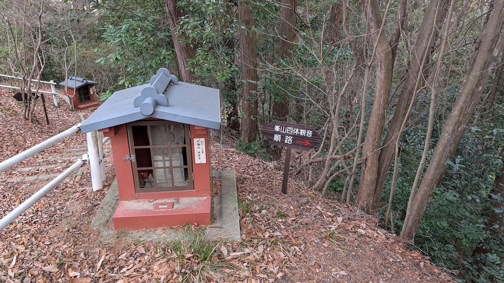 奈良県御所市・峯山百体観音。山道の分岐や要所に設置された、進むべき方向を示す赤い矢印の看板。