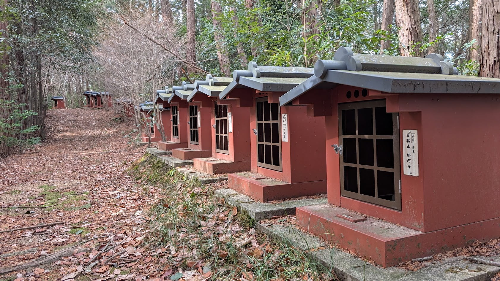 奈良県御所市・峯山百体観音。お堂の中に並ぶ西国三十三箇所の観音石仏群。