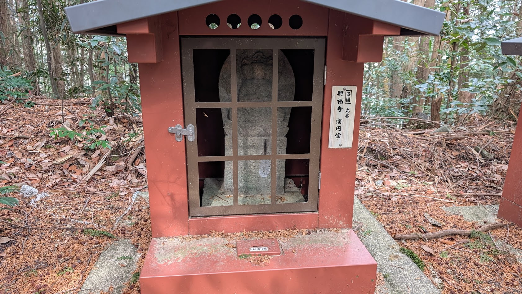 奈良県御所市・峯山百体観音。西国三十三箇所第九番、興福寺南円堂の写しである観音石仏のアップ。