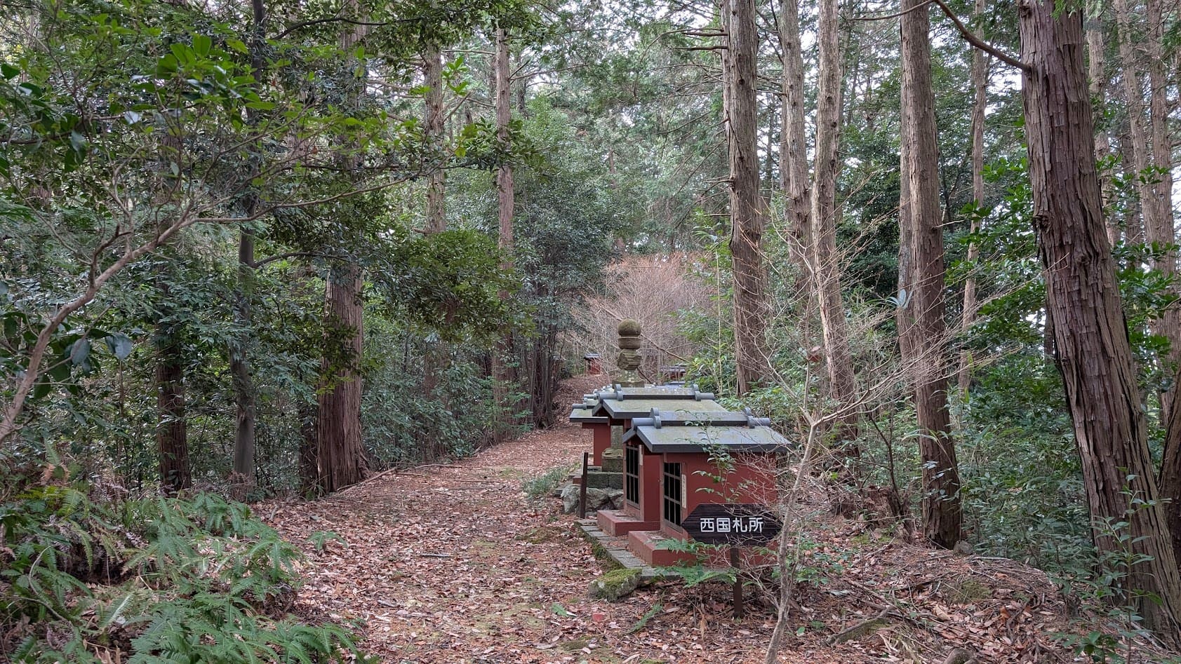 奈良県御所市・峯山百体観音。西国礼所の案内看板と、観音像が並ぶ木造のお堂の全体風景。