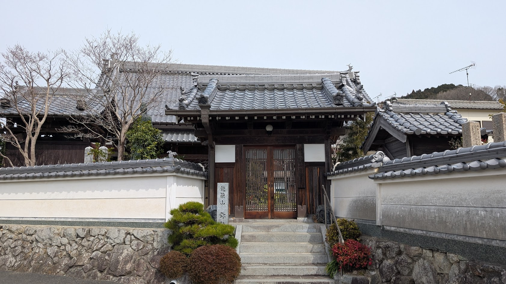 奈良県御所市にある龍華山 弥勒寺の正門と、寺号が刻まれた石造りの寺標。