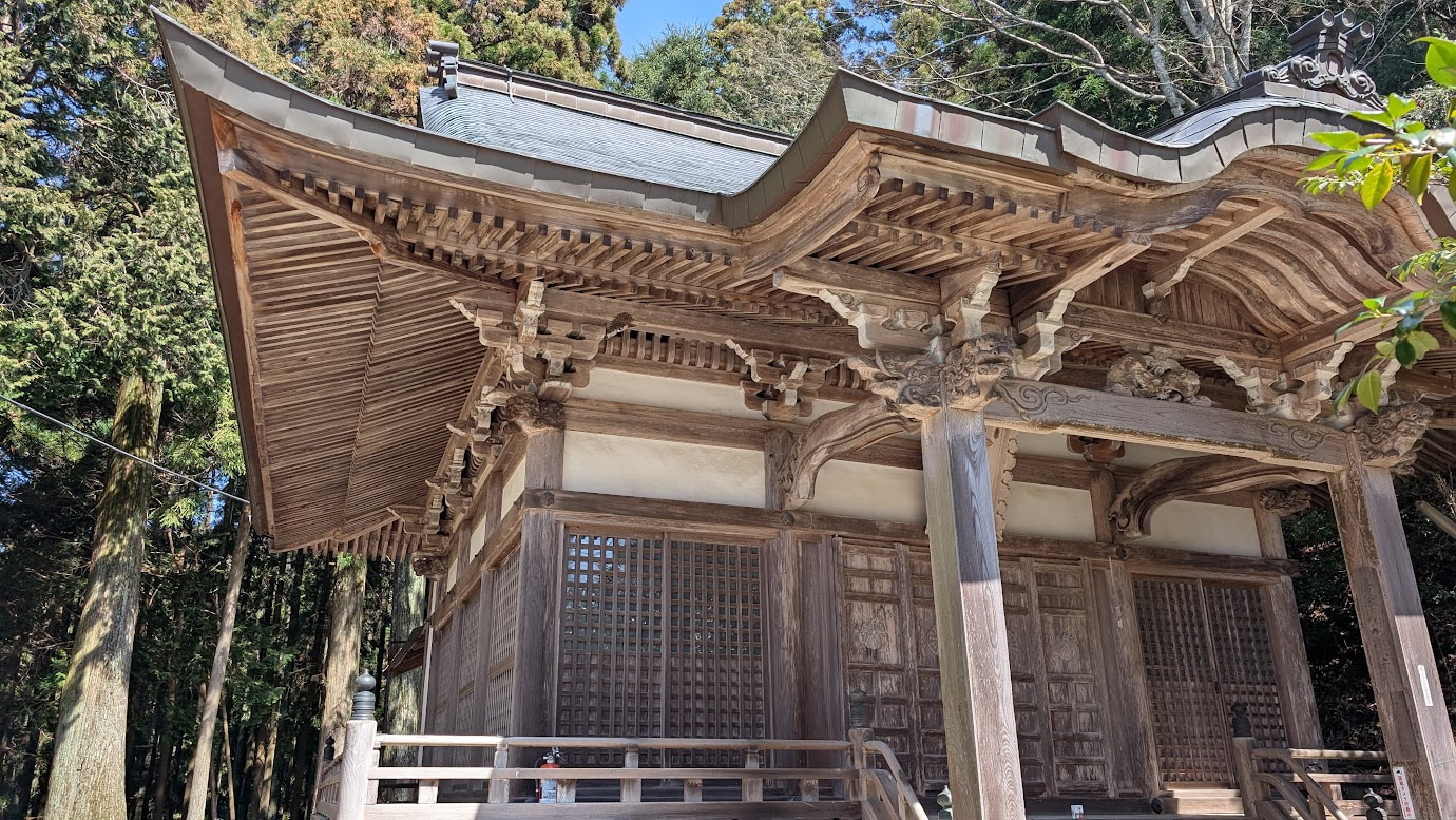 奈良県黒滝村にある鳳閣寺の本堂を斜め下から見上げた画像。精巧な木組みの組物や、何層にも重なる垂木、そして入母屋造の重厚な屋根の構造が詳しく写っている。