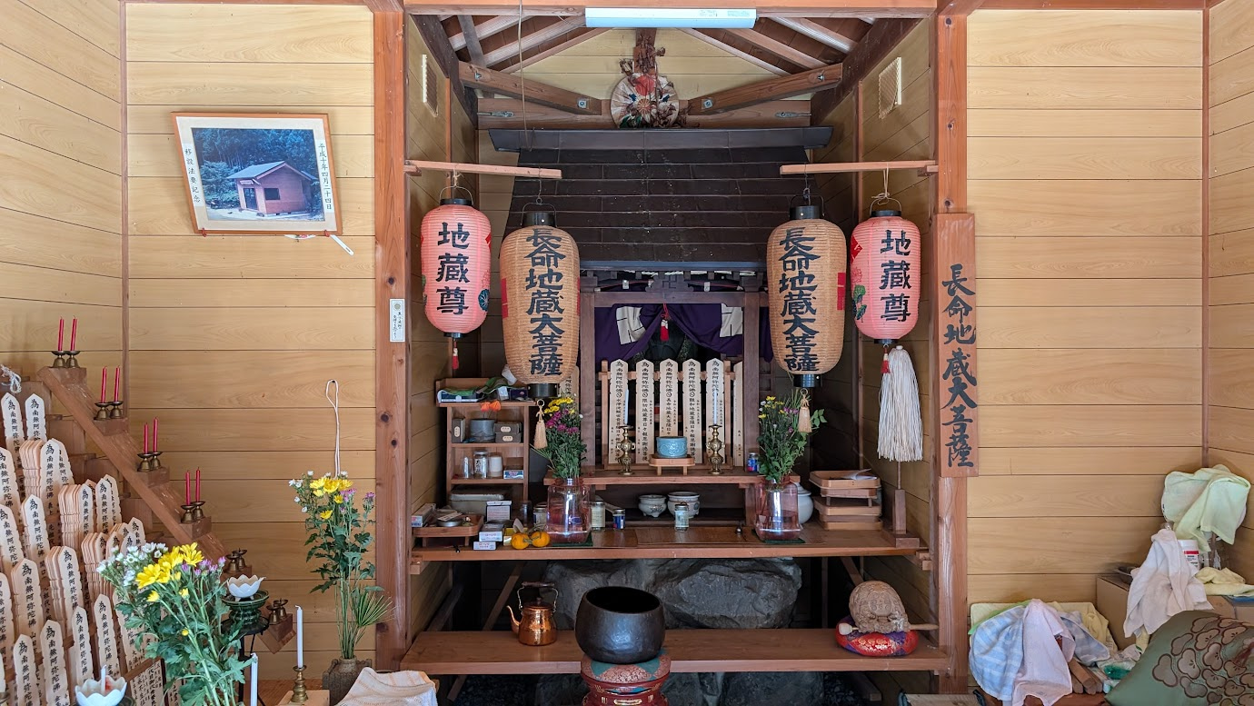 奈良県黒滝村にある日本遺産「石仏（いしぼとけ）」。川沿いの巨岩の上に、石造りの小さな厨子に守られた石仏が安置されている。