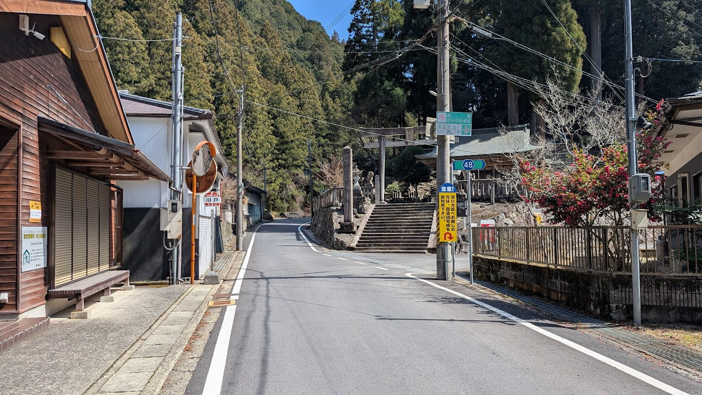 奈良県黒滝村、河分神社の近くにある狭い三叉路。アスファルトの道が分岐しており、周囲には民家や石垣がある。車一台が通るのがやっとの道幅。