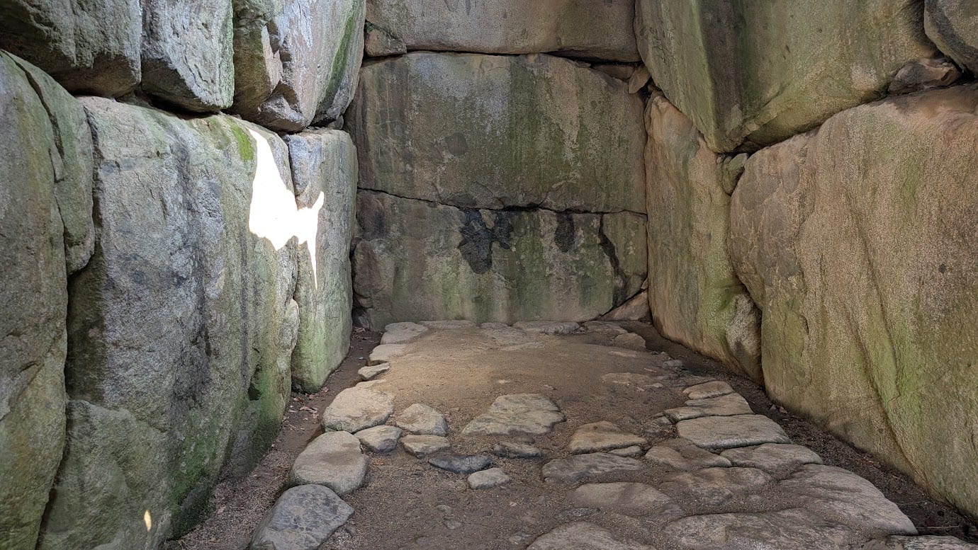 石舞台古墳の石室内部。最下層（一番下）にある巨大な石。隣り合う巨石との接合面が驚くほど綺麗に整えられており、隙間なく組み合わされている様子（2026年3月30日撮影）。