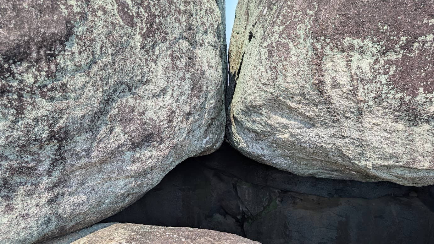 奈良県明日香村、石舞台古墳の石室内部を構成する巨石の接合部分のアップ。巨大な岩同士が絶妙なバランスで組み合わさり、支え合っている様子。岩の表面の質感や、長い年月を感じさせる風合いが鮮明に写っている（2026年3月30日撮影）。