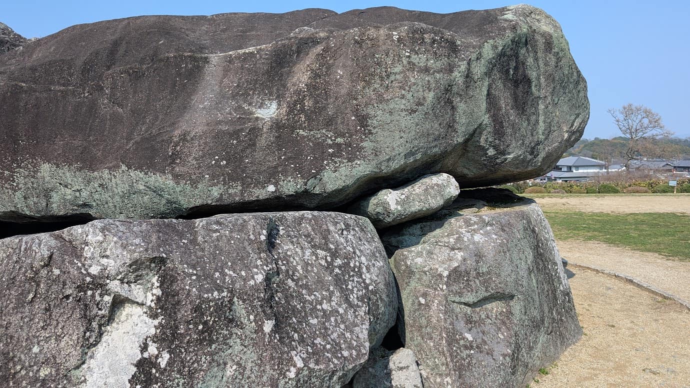 奈良県明日香村、石舞台古墳の巨大な天井石を支える接合部のアップ。巨大な岩の間に小さな石が挟まって支点となっており、絶妙なバランスで巨石が組み合わさっている様子（2026年3月30日撮影）。