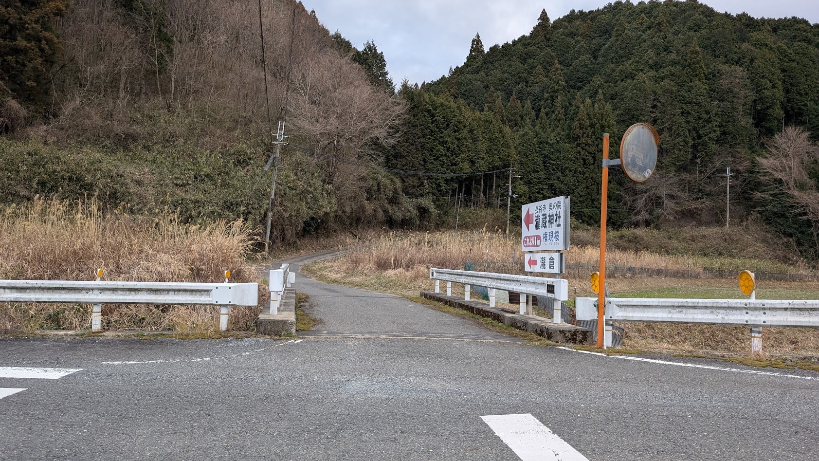 針インター方面の国道から瀧蔵神社方面へ入り、すぐ道幅が車1台分ほどに狭くなる山道の入り口。