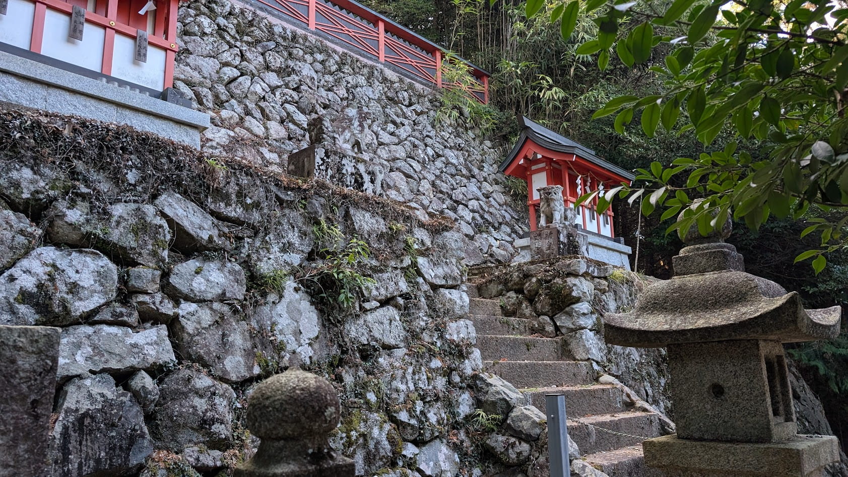瀧蔵神社の本殿奥、立ち入り禁止区域の手前に並んで鎮座する二体の狛犬の全体像。