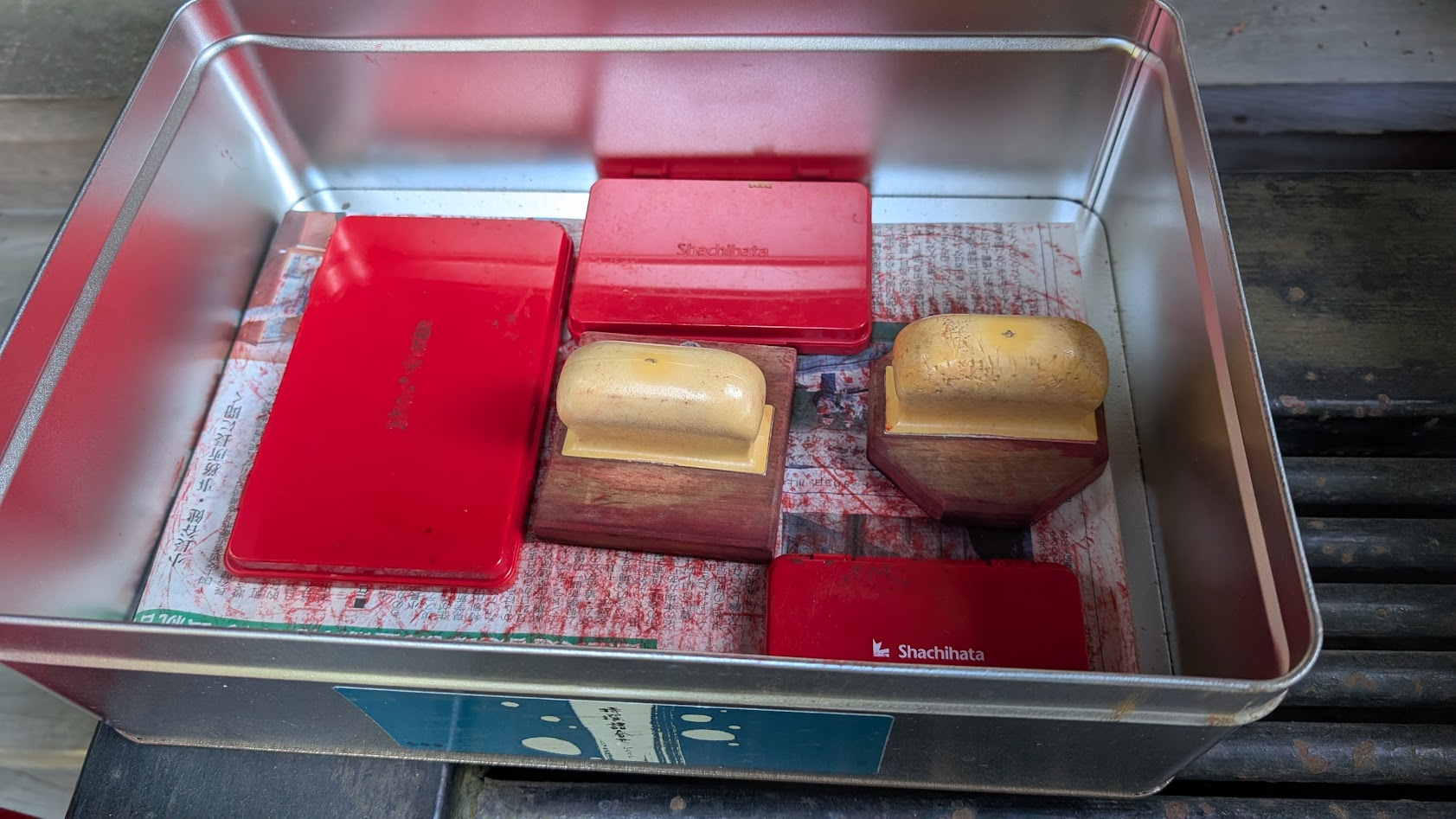 奈良県桜井市・瀧蔵神社の御朱印所で、缶の中に大切に保管されているセルフ参拝用の朱印スタンプ。