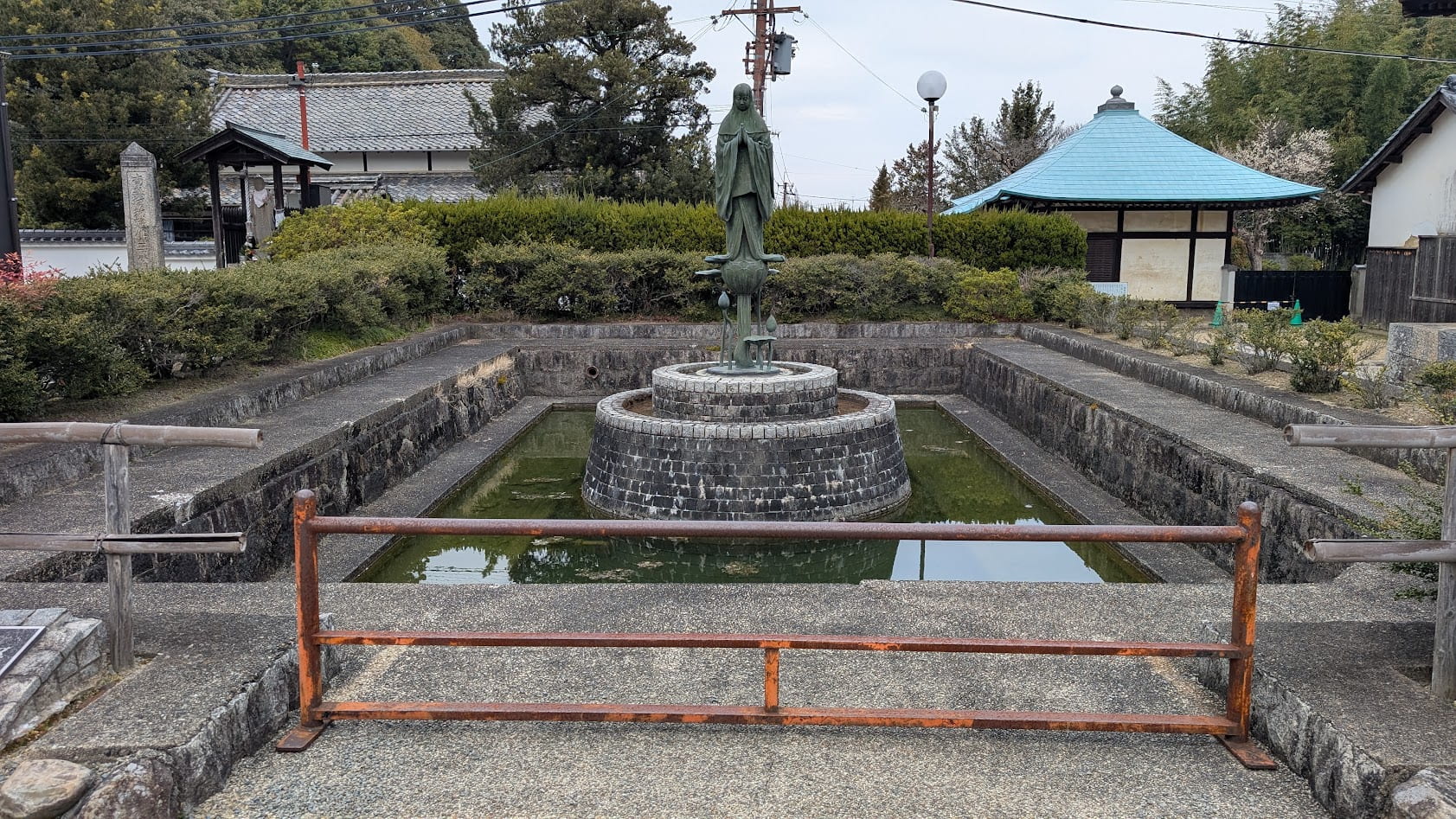 奈良 當麻寺(たいまでら)のヒロイン、中将姫(ちゅうじょうひめ)の銅像。當麻曼荼羅を織り上げた伝説を今に伝える静かな佇まい