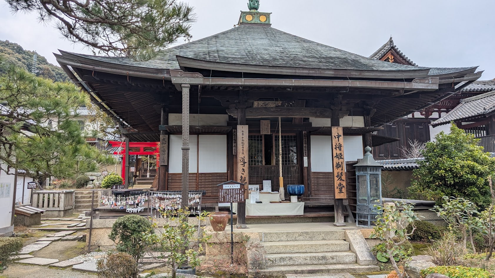 奈良 當麻寺(たいまでら)の中将姫剃髪堂。中将姫が落飾(髪を下ろした)した伝説を伝える御堂の全景と境内の静寂