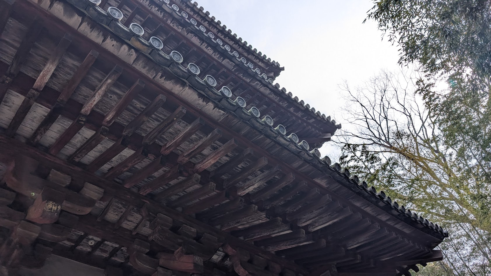 奈良 當麻寺(たいまでら)国宝・東塔のアップ。奈良時代(天平時代)の素朴で力強い組み物と歴史を感じる木肌の質感