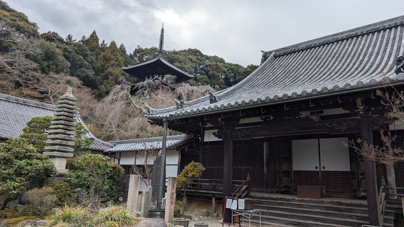 奈良 当麻寺(たいまでら)護念院の庭園越しに望む国宝・西塔。二上山の麓に佇む静寂な景観
