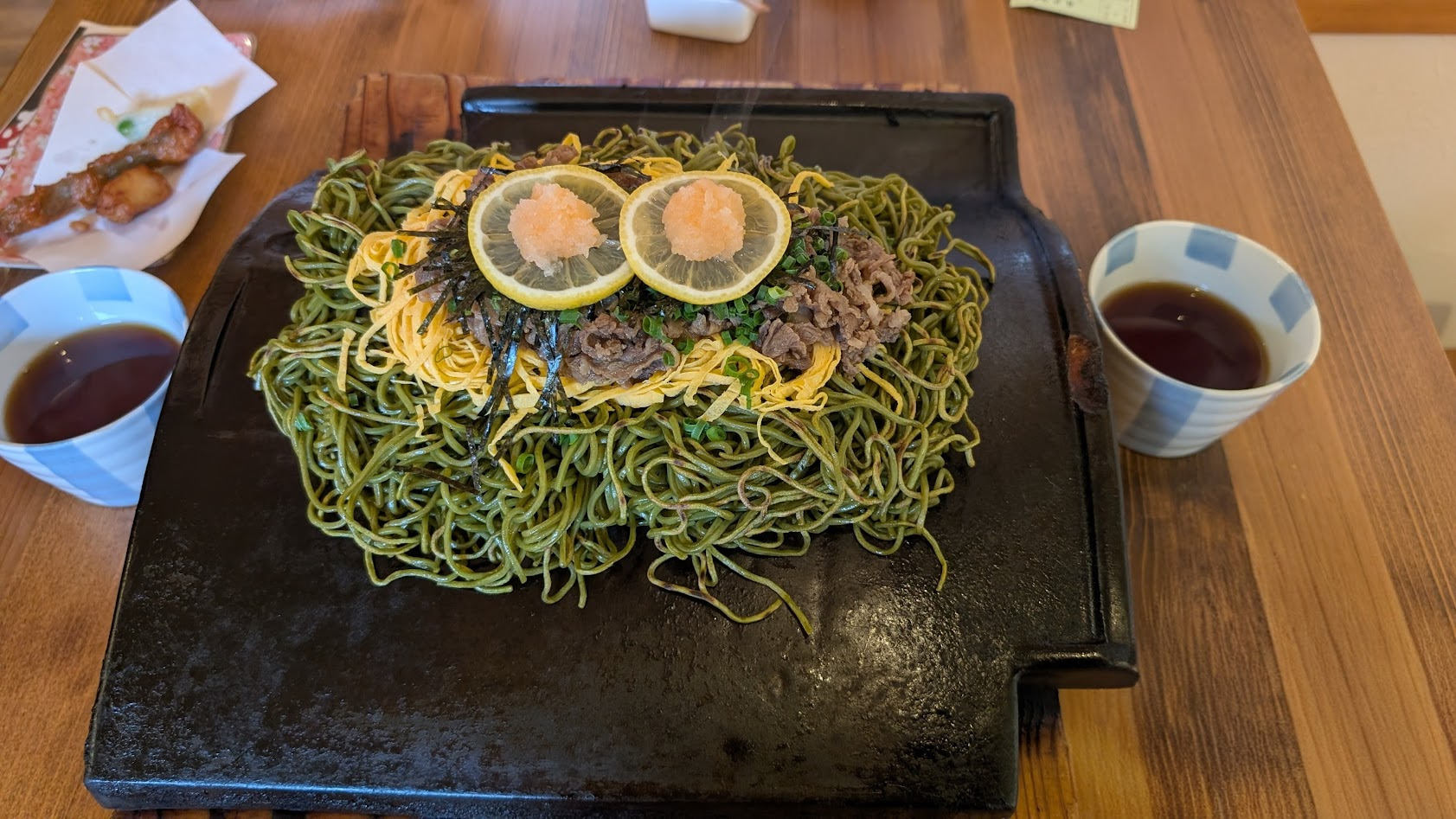 奈良 当麻寺(たいまでら)門前で味わう名物・瓦そば。熱々の瓦に載った茶そばと錦糸卵、牛肉の彩りランチ