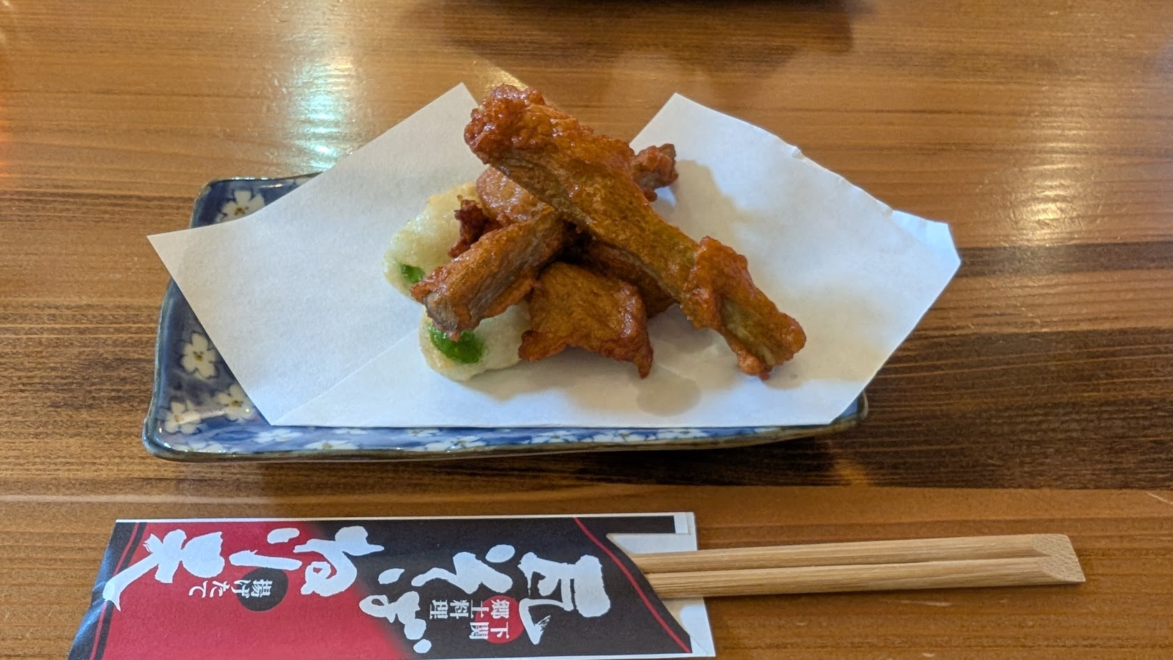 奈良 当麻寺(たいまでら)のランチ。瓦そばと一緒に提供される、揚げたての香ばしい練り天ぷら(練り物)の盛り合わせ