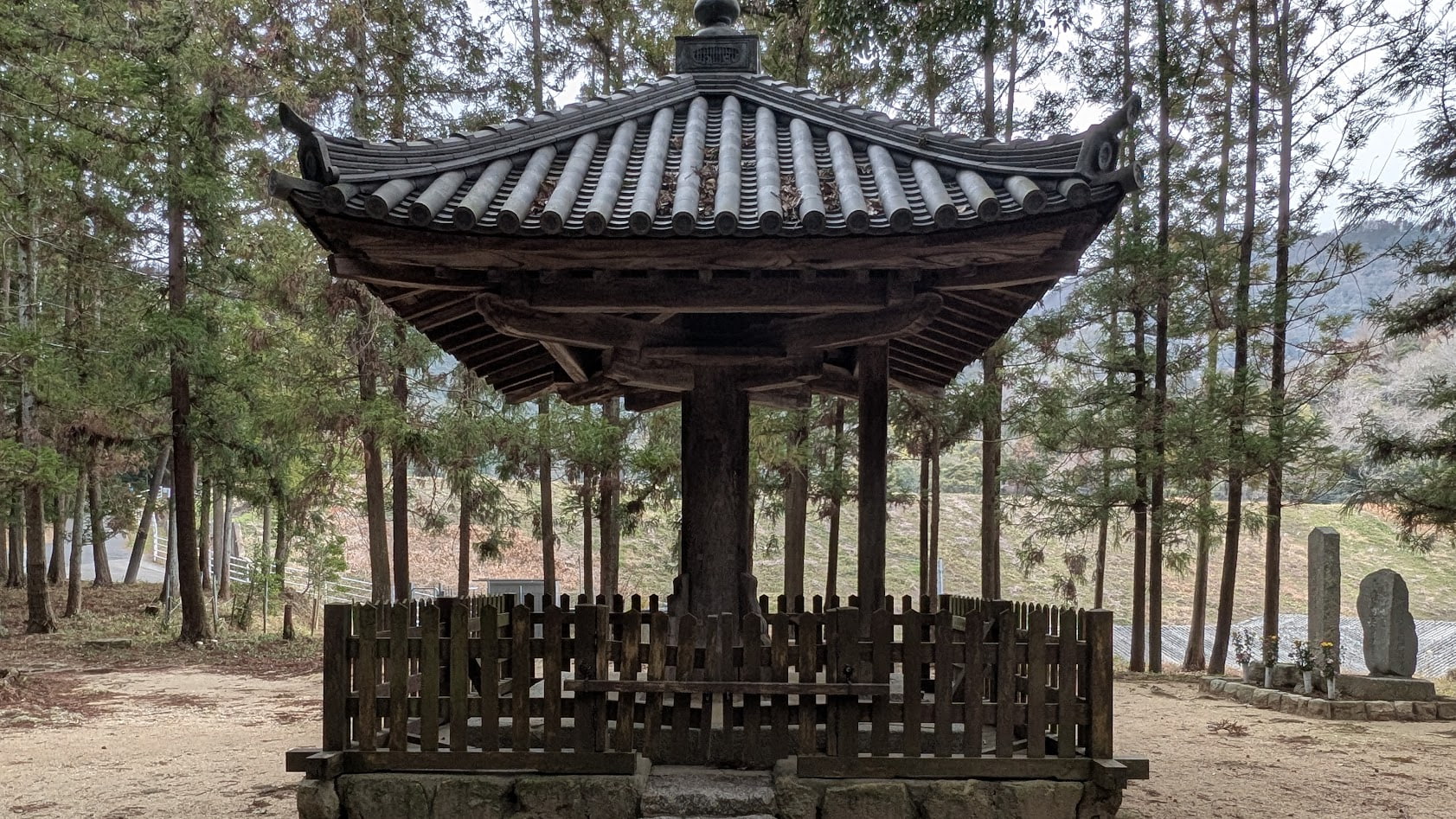 奈良 葛城市の傘堂(かさどう)。一本の柱で大きな屋根を支える珍しい建築。