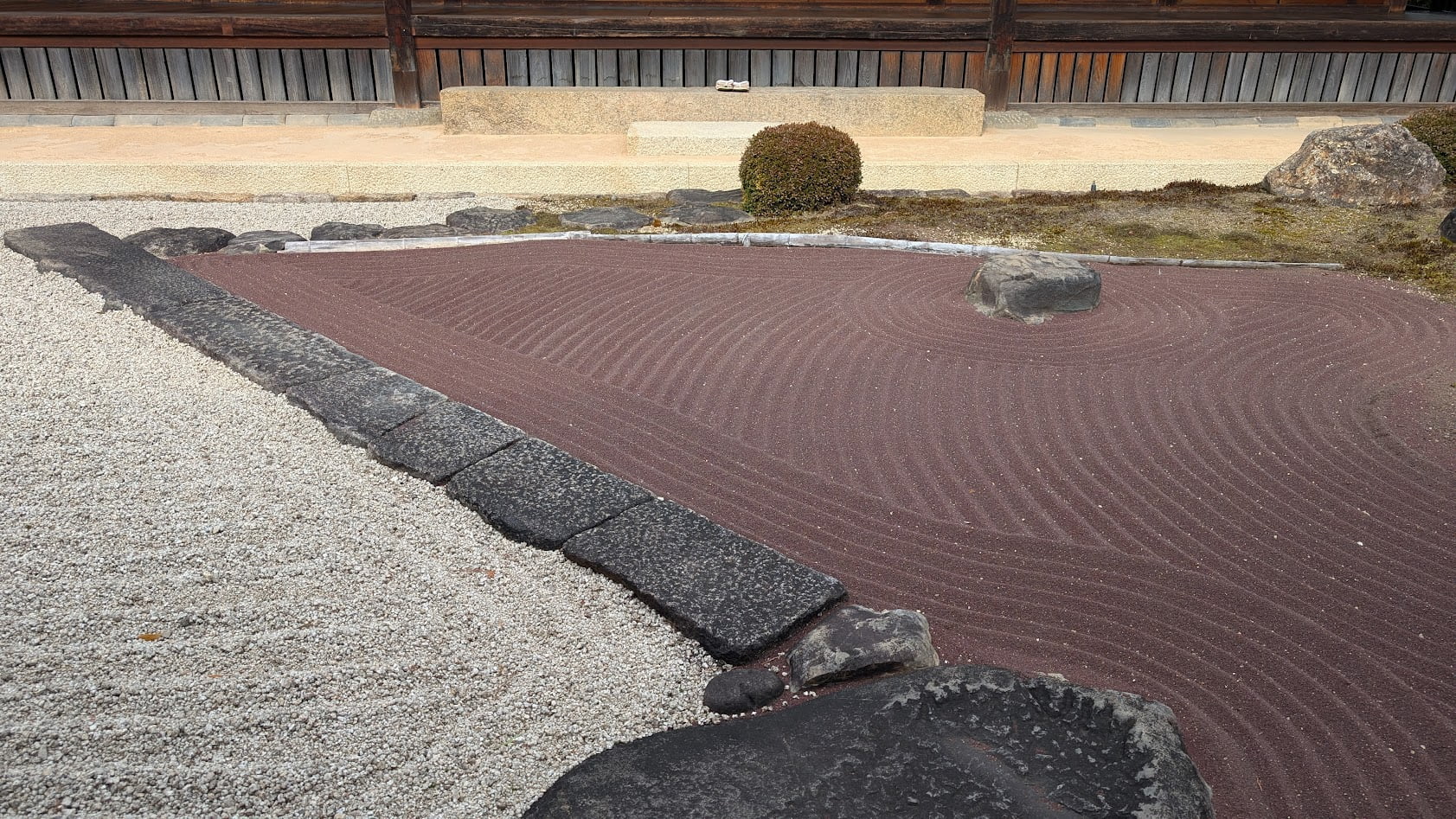 奈良 當麻寺(たいまでら)奥院・宝生園の枯山水庭園。白砂と赤砂が描く美しい波紋と、手入れの行き届いた静寂の空間