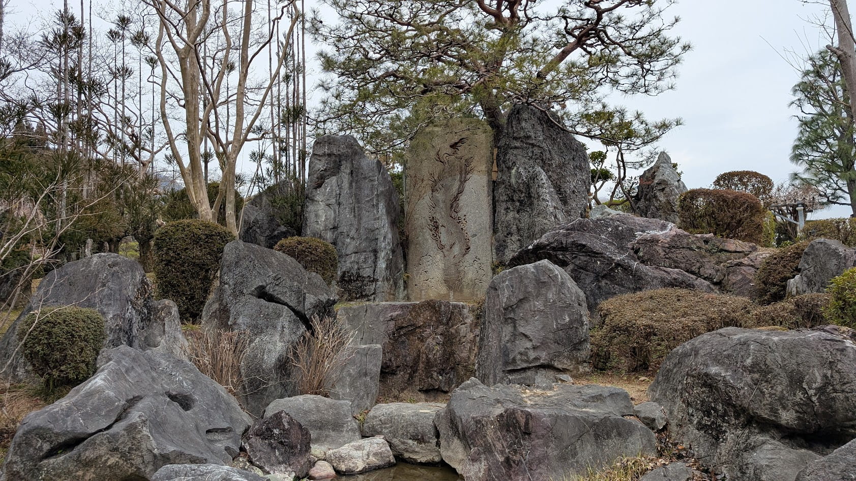 奈良 當麻寺(たいまでら)奥院・浄土庭園の池にある龍の吐水口。清らかな水が流れ落ちる、静寂な庭園の風景