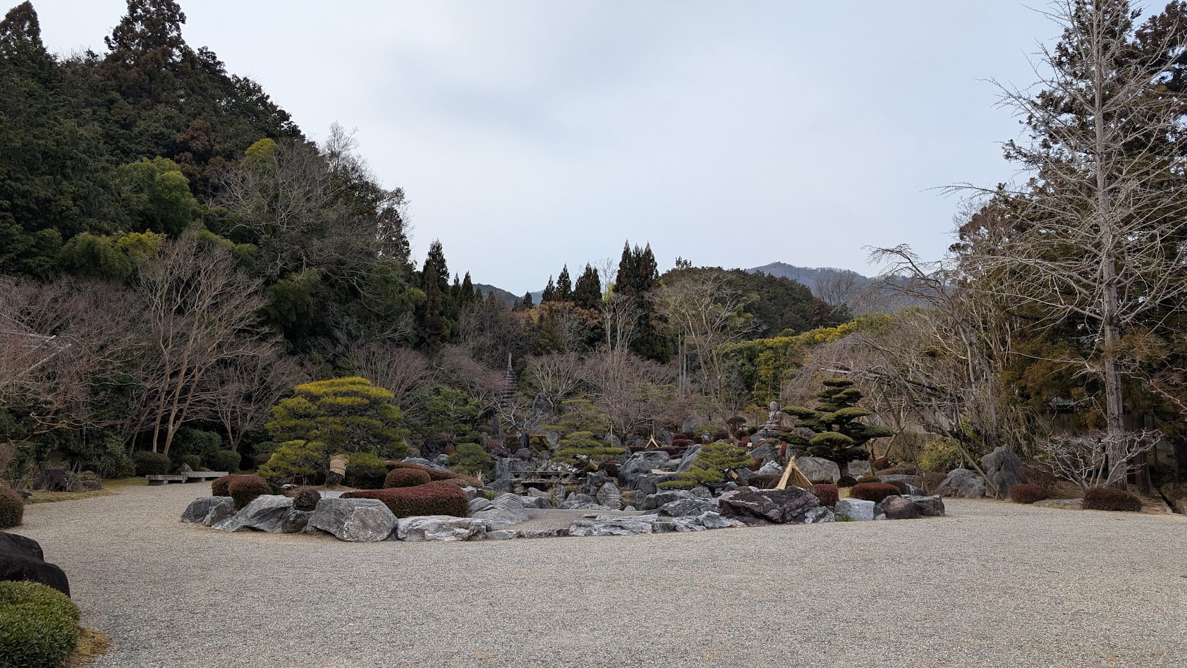 奈良 當麻寺(たいまでら)奥院の浄土庭園。極楽浄土を再現した池泉回遊式庭園の全景と、背景の山々(借景)に溶け込む美しい木々