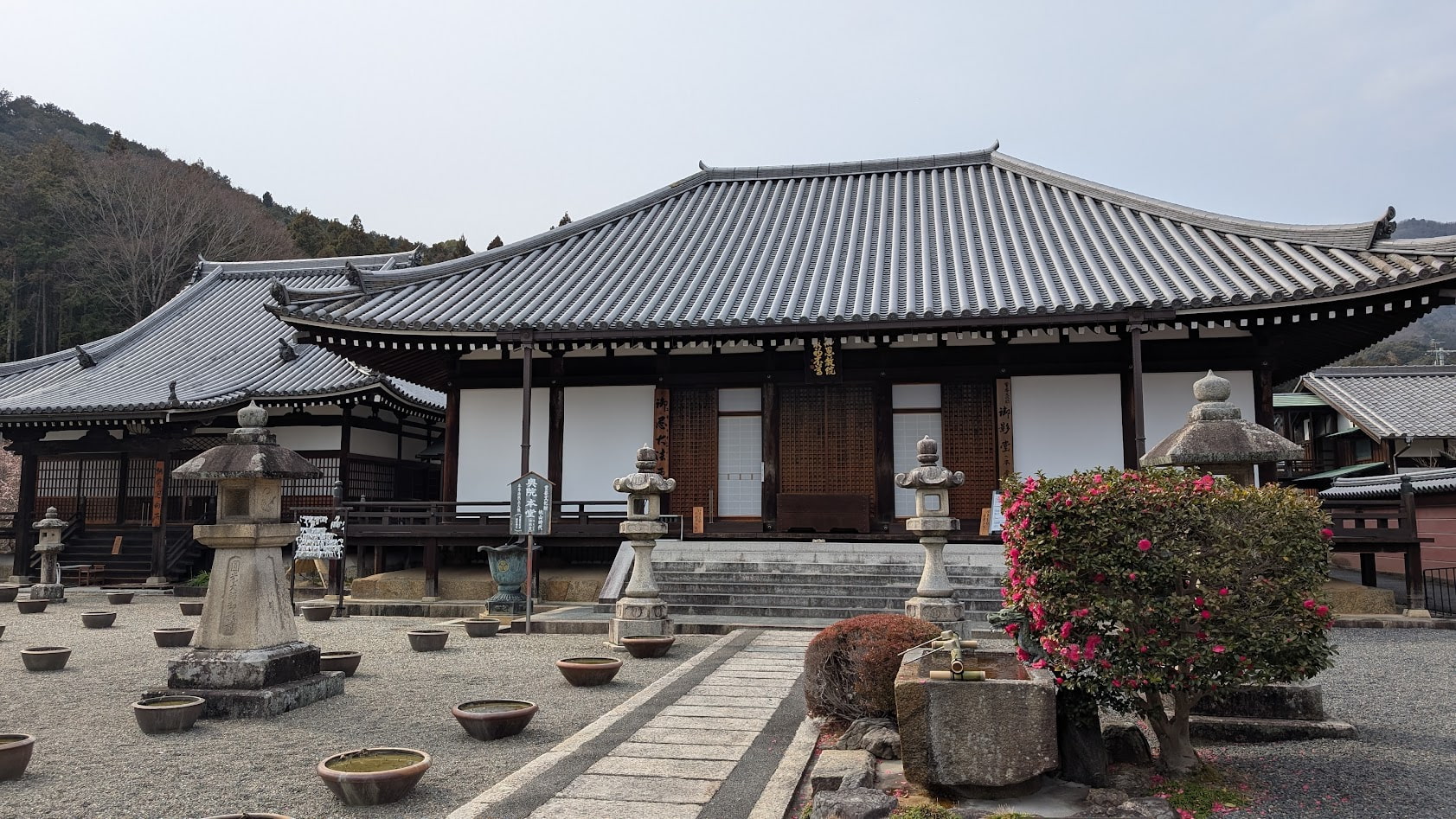 奈良 當麻寺(たいまでら)奥院の本堂。阿弥陀三尊を安置する祈りの空間と、浄土庭園に溶け込む美しい木造建築