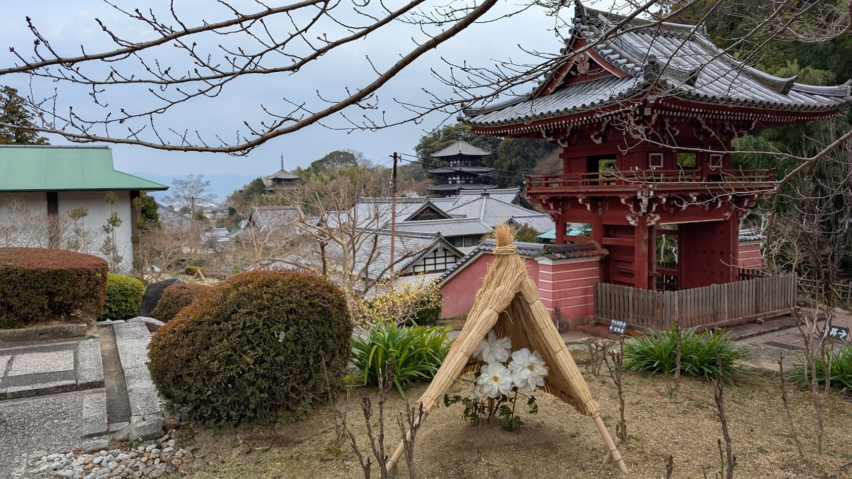 奈良 當麻寺(たいまでら)奥院の絶景。白の藁牡丹(わらぼっち)越しに望む楼門と、背景に並び立つ国宝の東塔・西塔