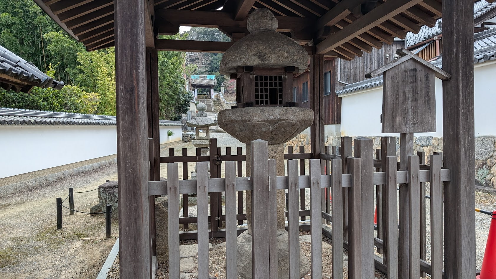 奈良 當麻寺(たいまでら)にある日本最古級の重要文化財・石燈籠(いしどうろう)。白鳳時代の面影を残す素朴な美しさと境内の静寂