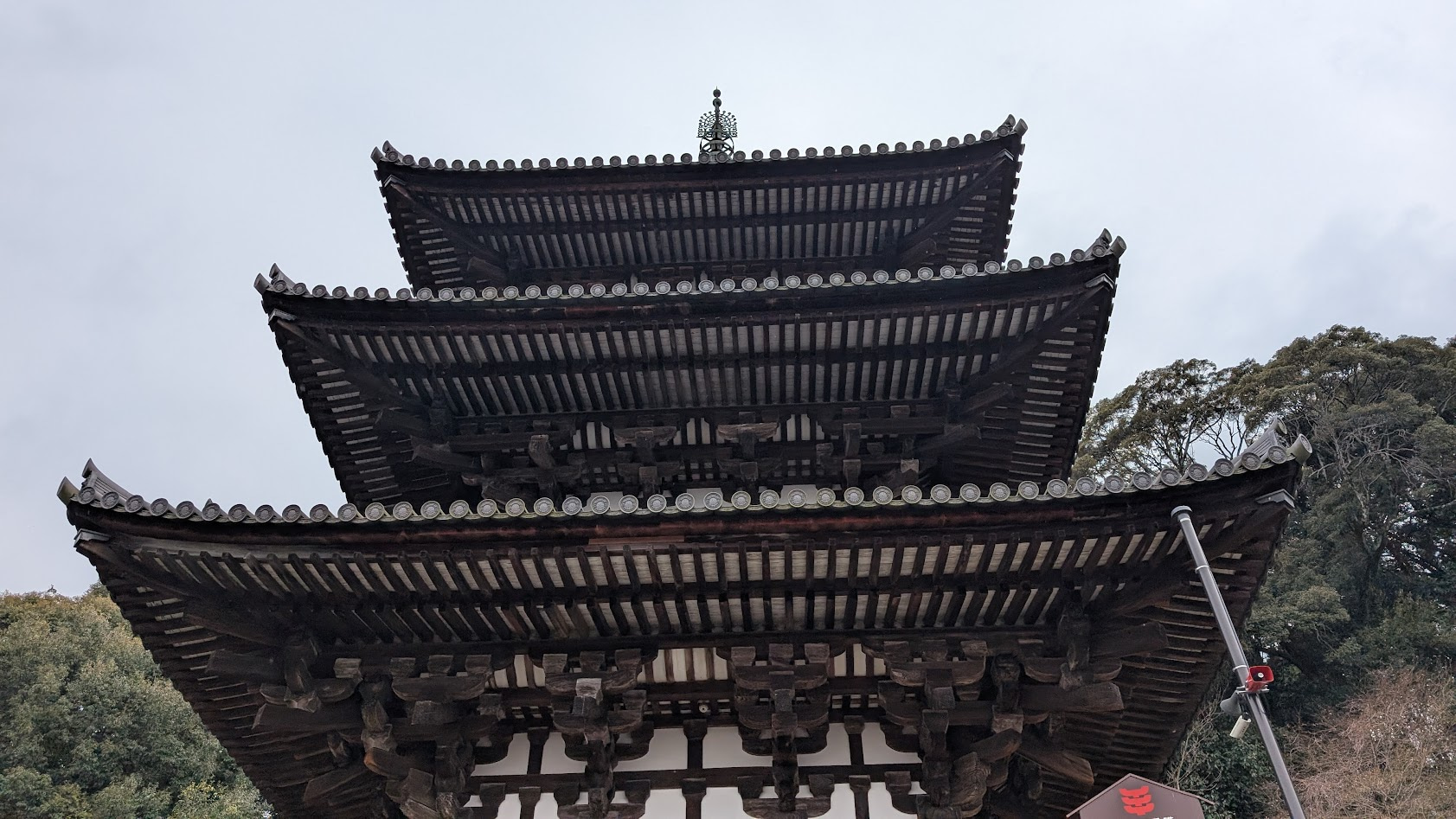 奈良 當麻寺(たいまでら)国宝・西塔のアップ。平安時代初期の緻密な組み物と、東塔(奈良時代)との違いがわかる歴史的細部
