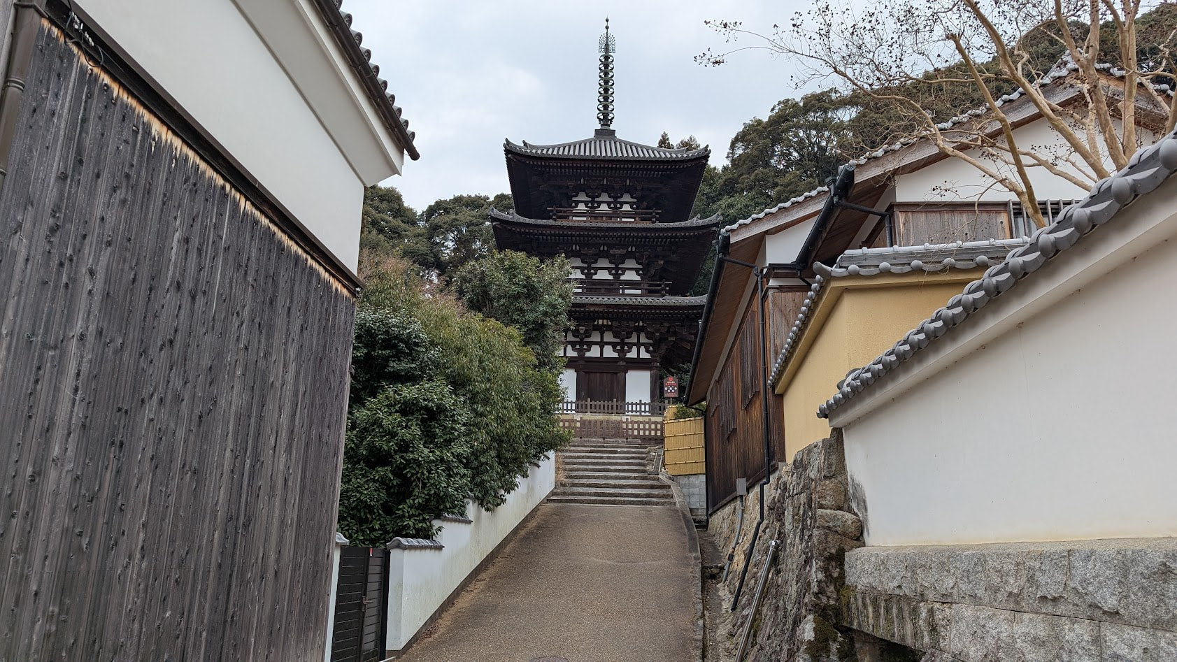 奈良 當麻寺(たいまでら)西塔。平安時代初期に建てられた国宝・三重塔の美しい全景と境内の静寂