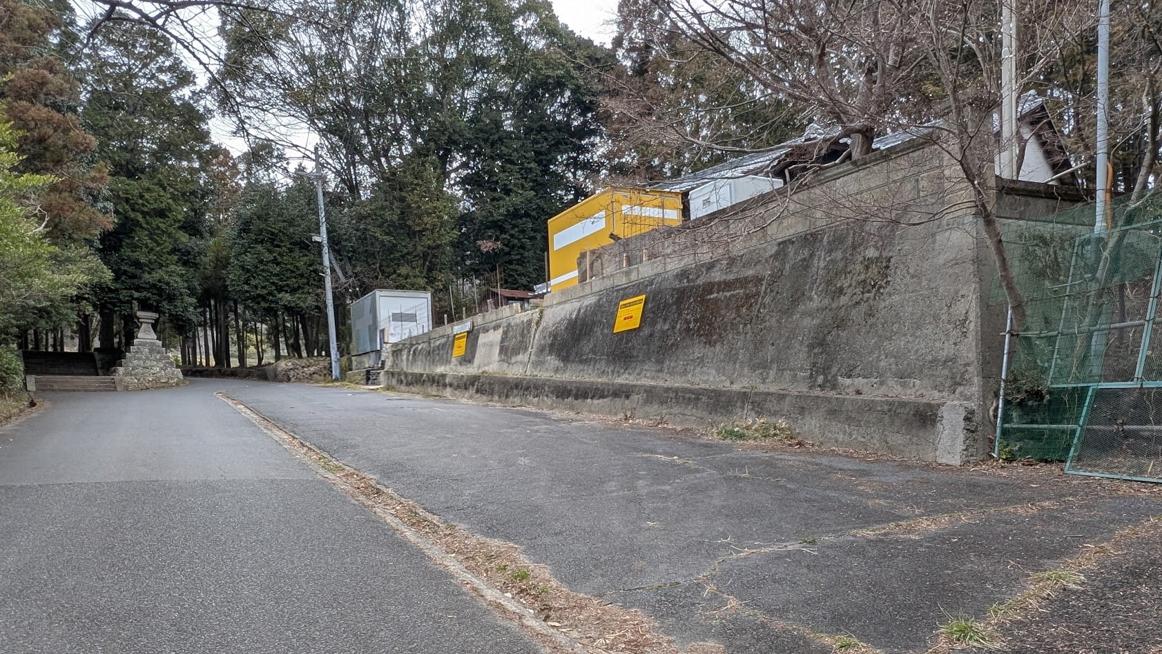 當麻山口神社の駐車場。綺麗に舗装された広々とした駐車スペース(約10台分)。白線はないが、ゆったりと停められる安心の環境