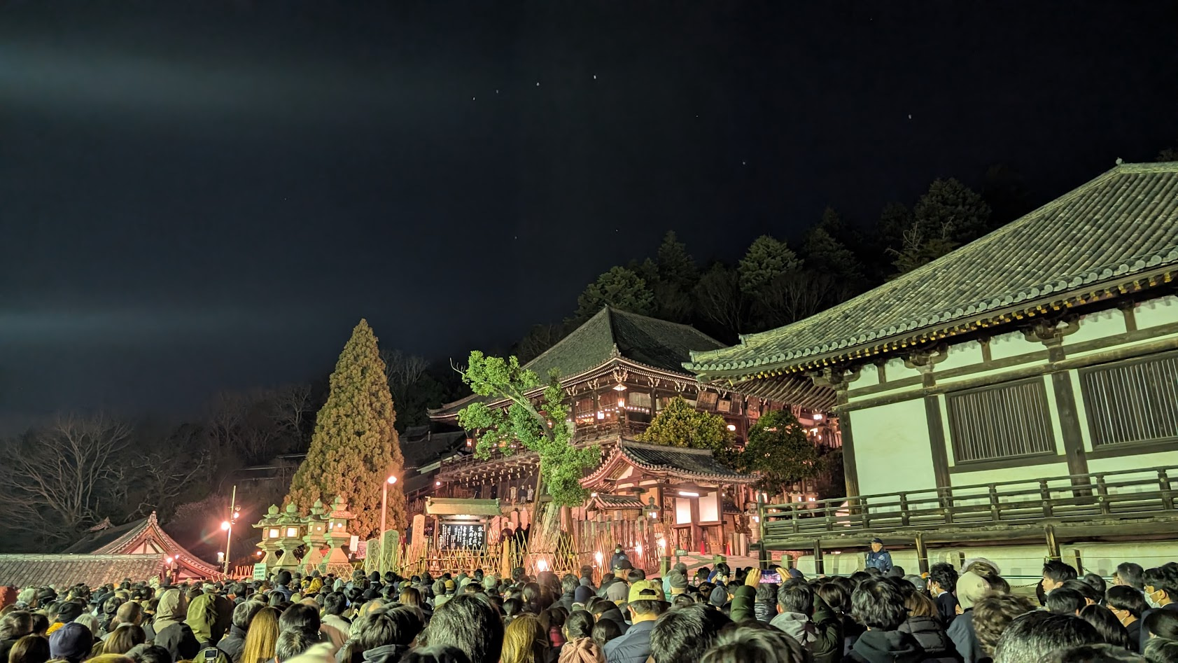 奈良・東大寺二月堂。修二会（お水取り）の松明を待つ多くの参拝客で埋め尽くされた境内と、ライトアップされた二月堂の全景。