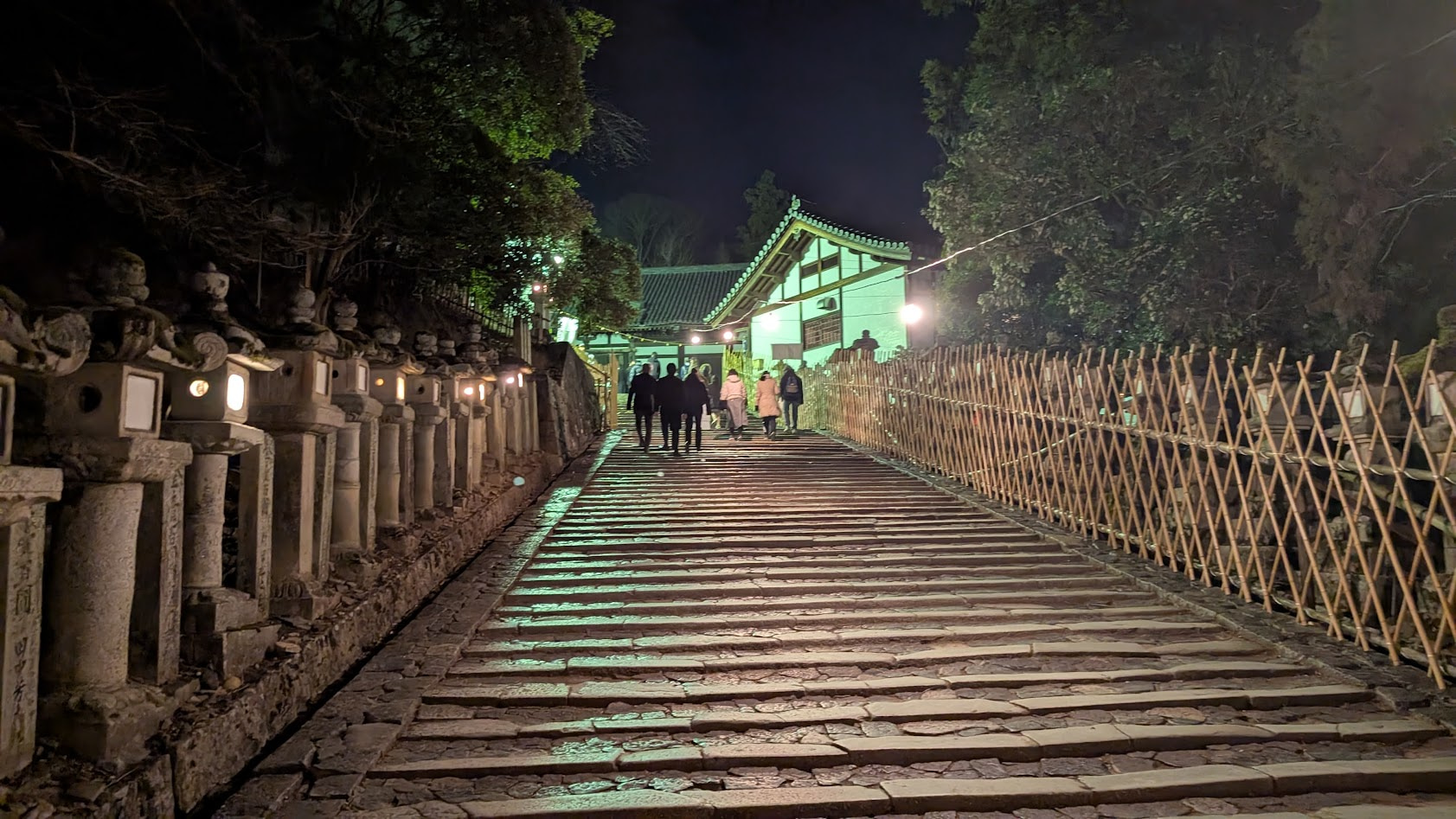 東大寺二月堂の舞台へと続く、歴史を感じさせる重厚な石階段の風景。
