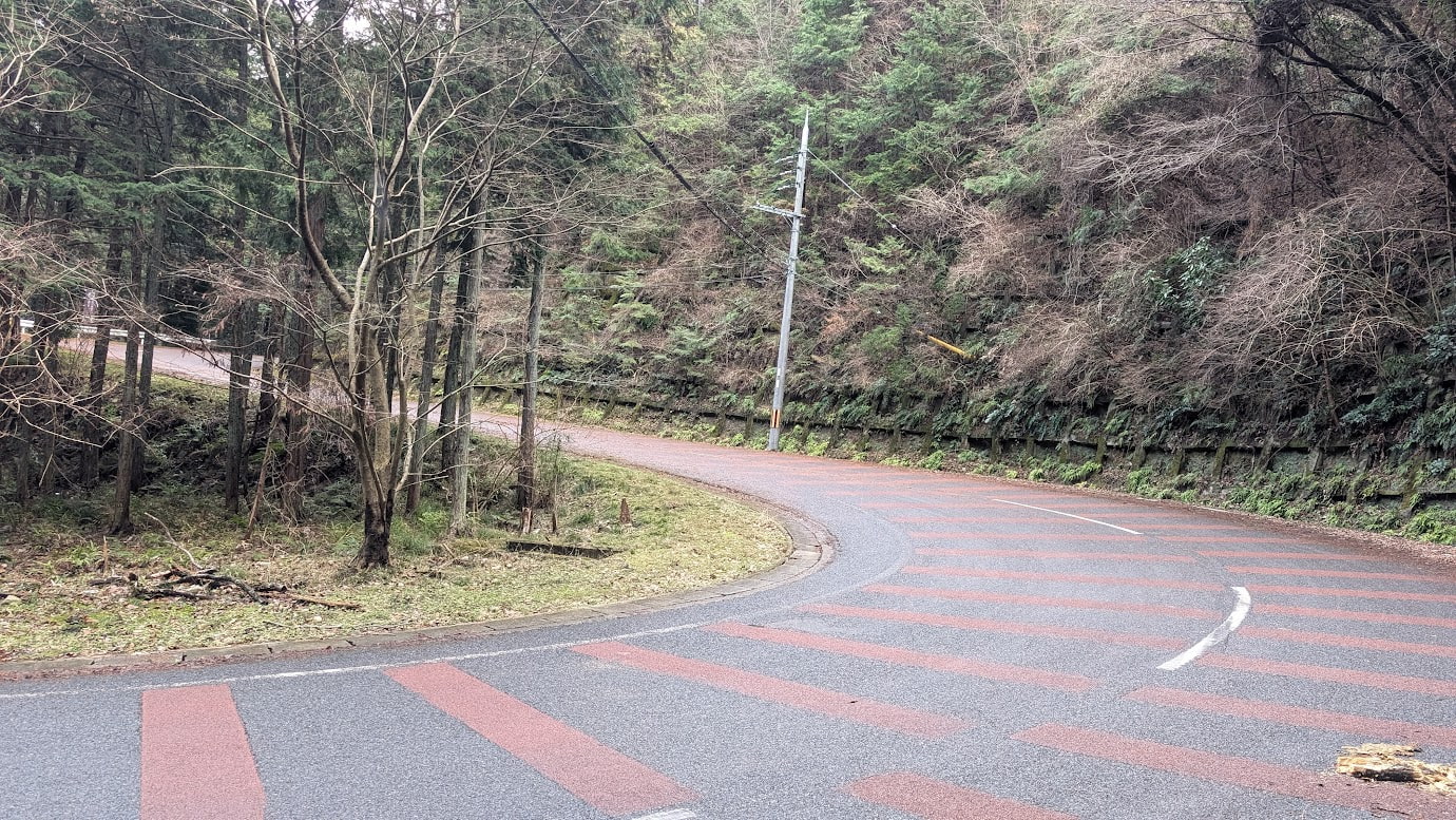 奈良・県道119号から壷阪寺へ続くくねくねとした山道の様子。対向車に注意が必要な区間。
