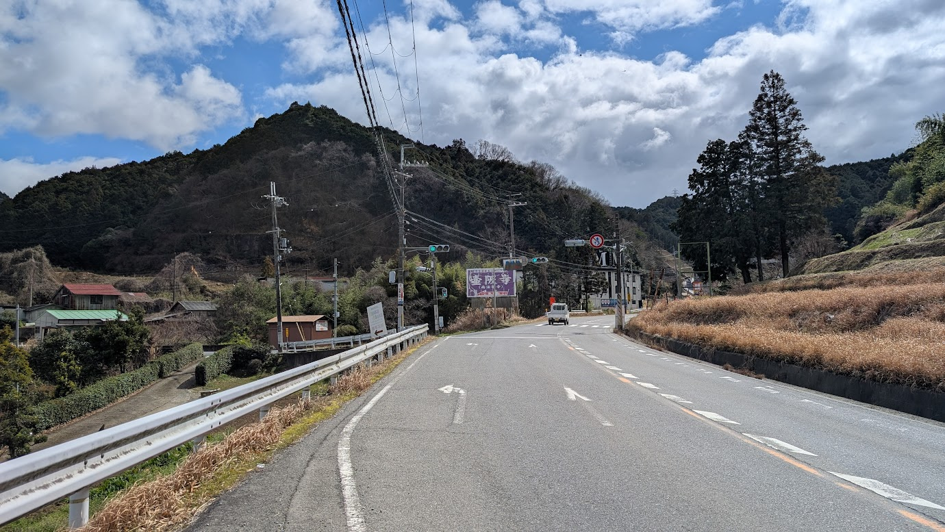 奈良・国道169号線から壷阪寺方面へ向かう「清水谷」交差点。県道119号線への分岐点。