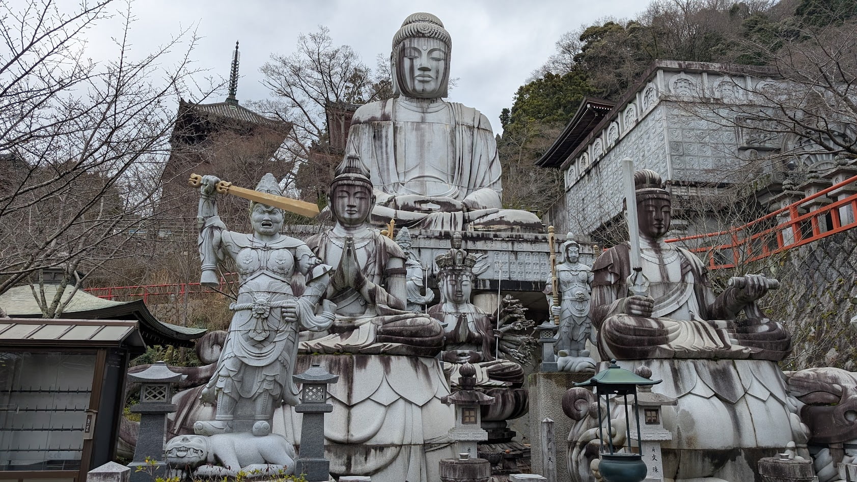奈良・壷阪寺。大釈迦如来石像を中心に、十一面千手観音、文殊菩薩、普賢菩薩などが並び立つ壮大な石仏群の全景。
