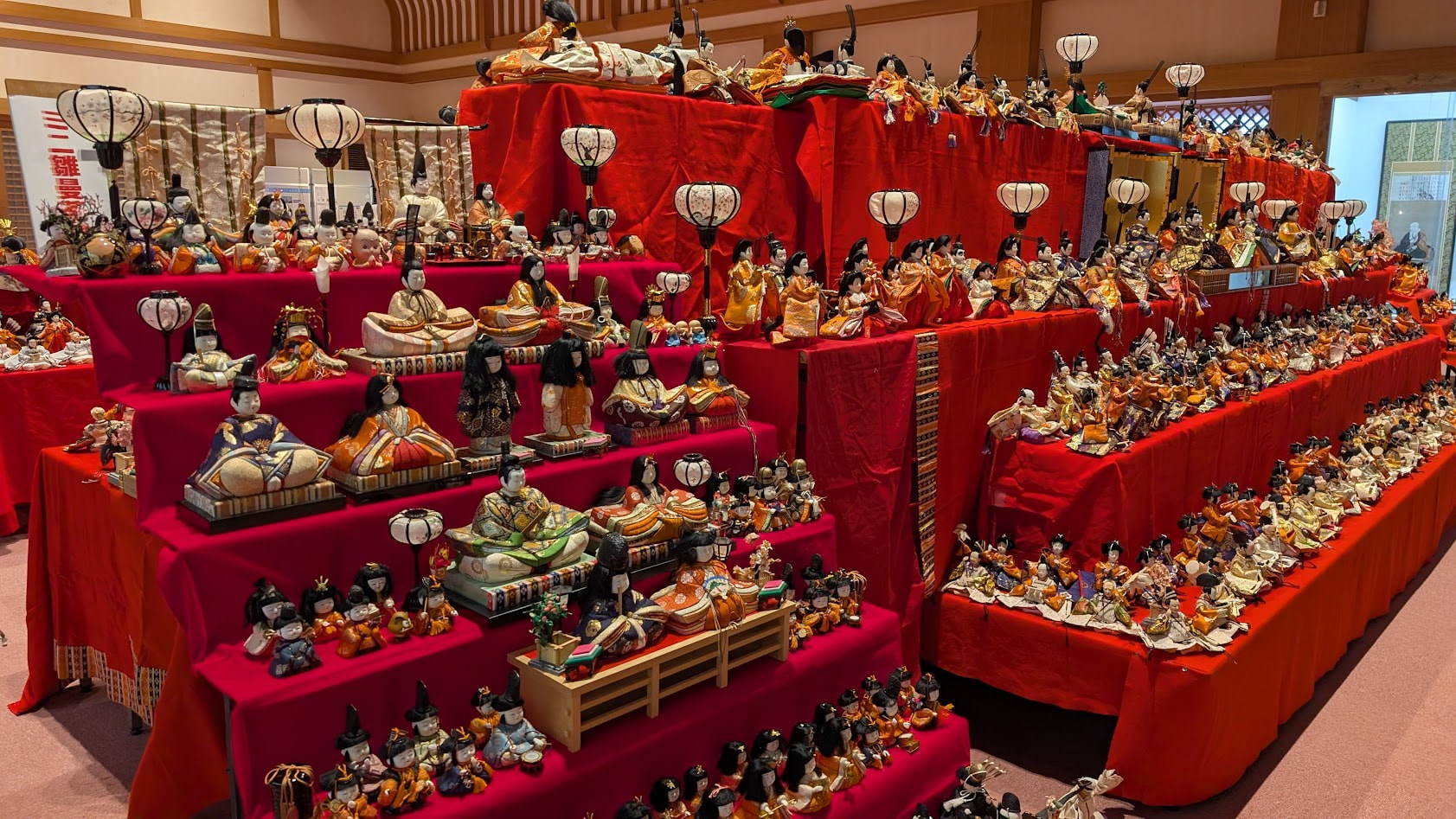 奈良・壷阪寺の大講堂裏側まで、隙間なくびっしりと並べられた数千体の雛人形。