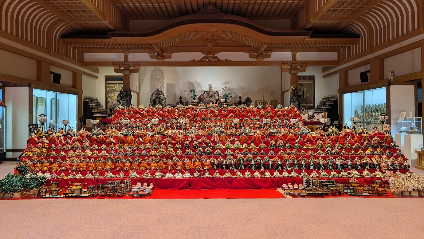 奈良・壷阪寺の大講堂内に並ぶ数千体の雛人形。春の「天露のひなまつり」の様子。