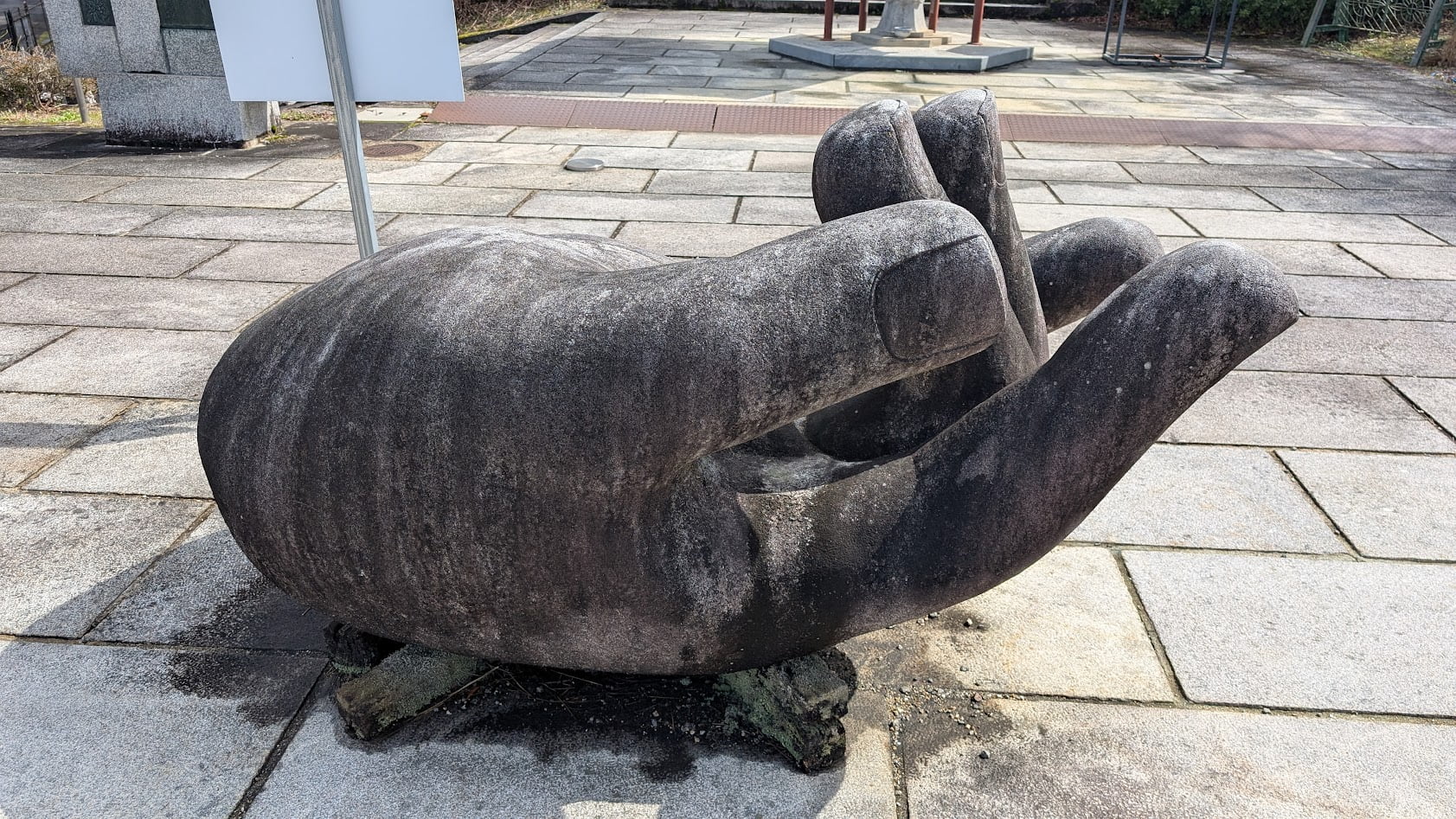 奈良・壷阪寺。高さ20mの大観音石像と同じスケールで作られた、天竺渡来の巨大な御手の石像。