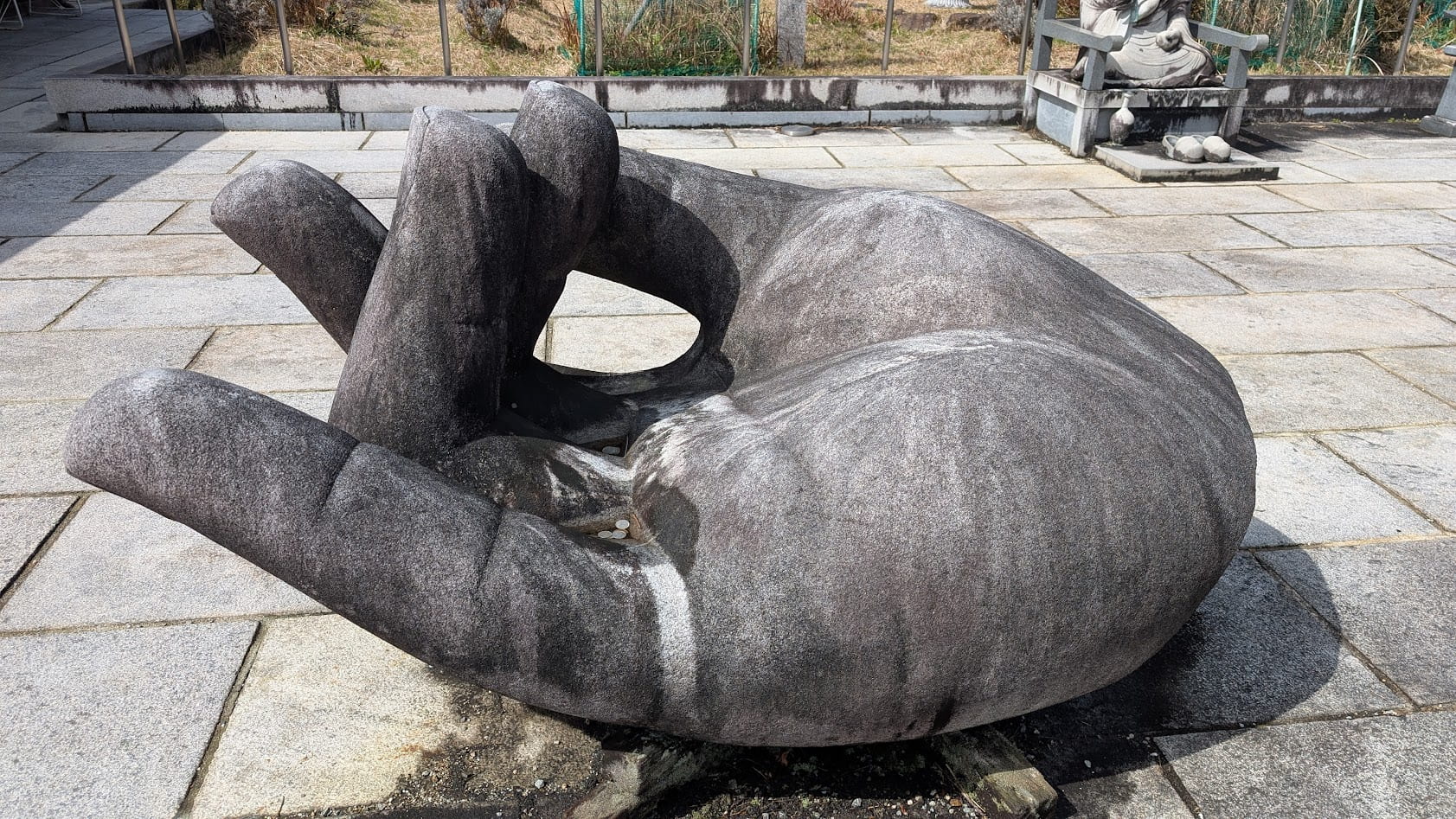 奈良・壷阪寺の巨大な大観音石像の「手のひら」。慈悲の象徴として安置された石造りの御手。