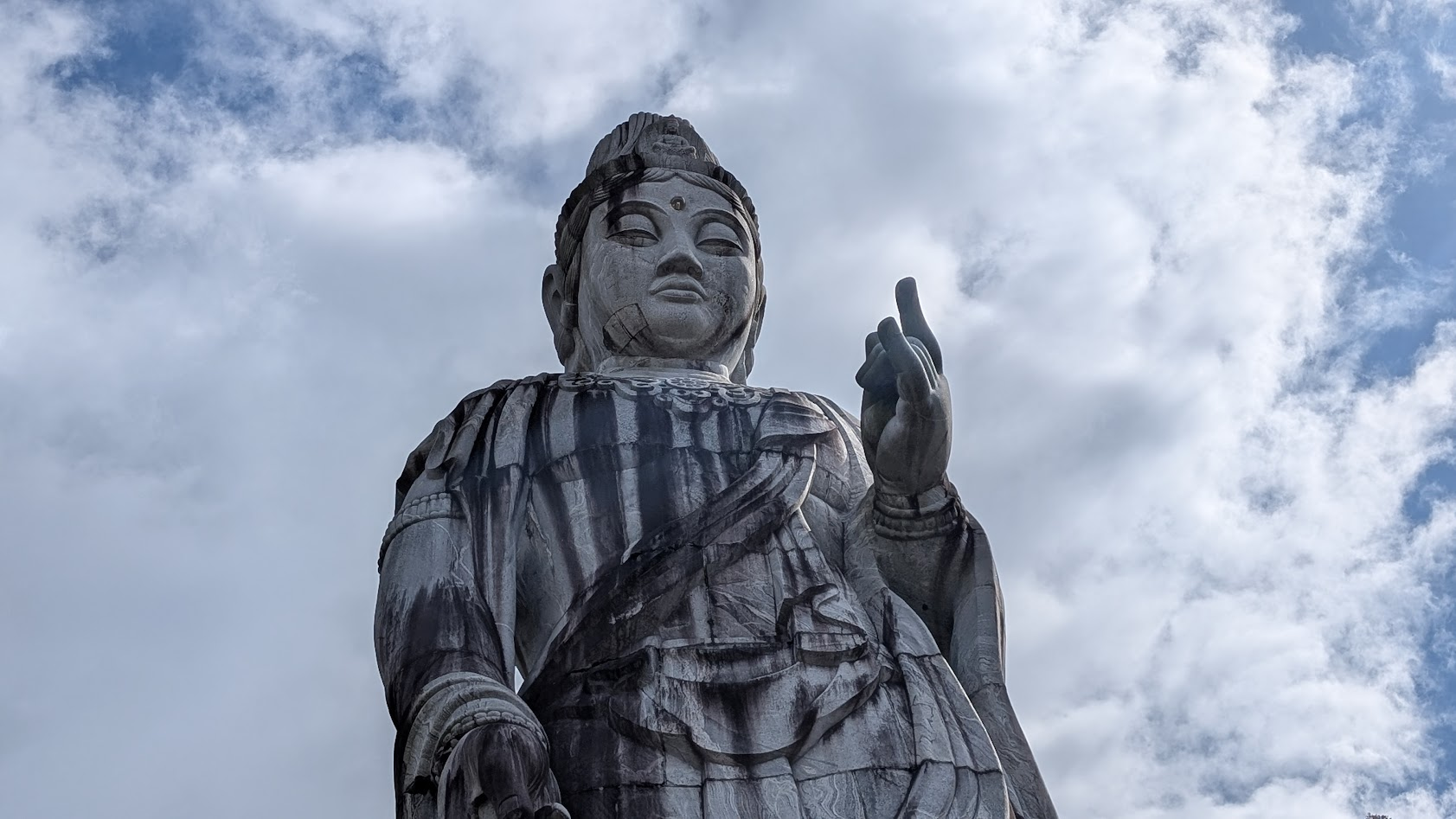 奈良・壷阪寺の高さ20mの大観音石像を見上げたお顔のアップ。慈愛に満ちた表情。