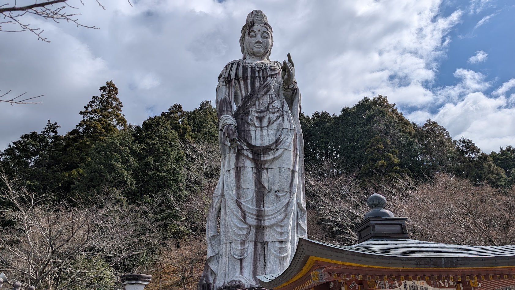 奈良・壷阪寺にそびえ立つ、高さ20mの天竺渡来 大観音石像の全景。