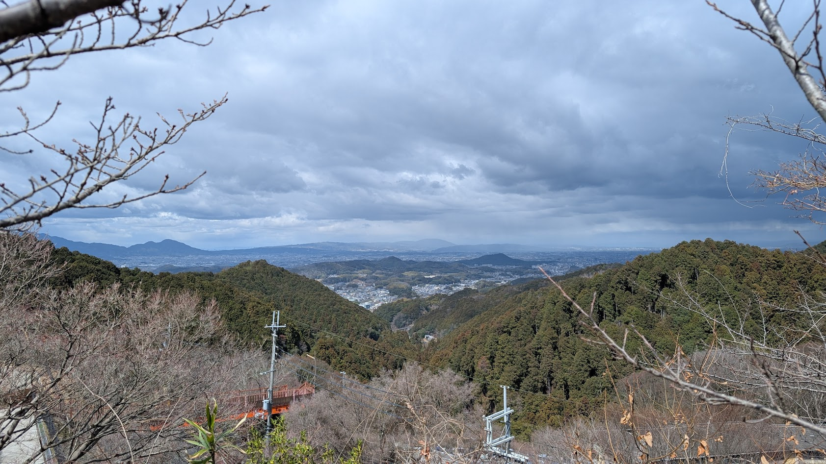 奈良・壷阪寺の大観音石像付近から望む大和盆地のパノラマ絶景。遠くの山々まで見渡せる解放感。
