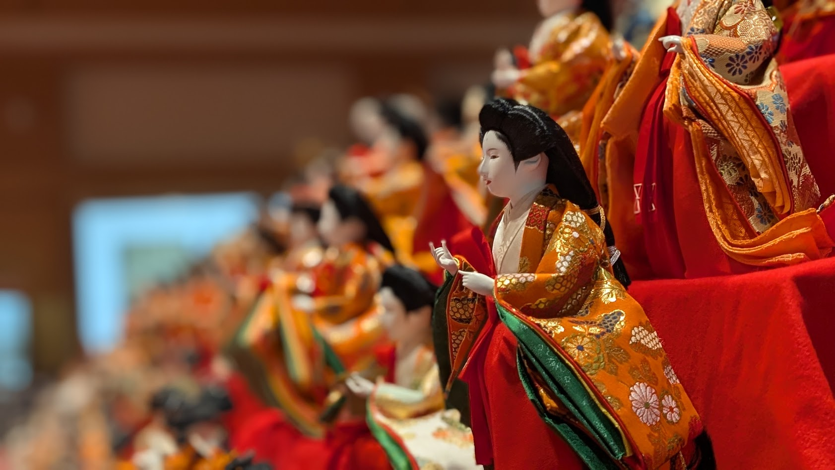 奈良・壷阪寺の大講堂に並ぶお雛様のアップ。穏やかな表情と美しい装束が特徴。