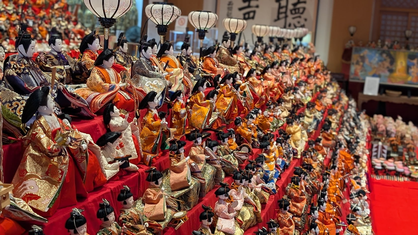 奈良・壷阪寺の大講堂。横から見た雛壇の奥行きと、幾重にも重なり隙間なく並ぶ雛人形の圧倒的な迫力。